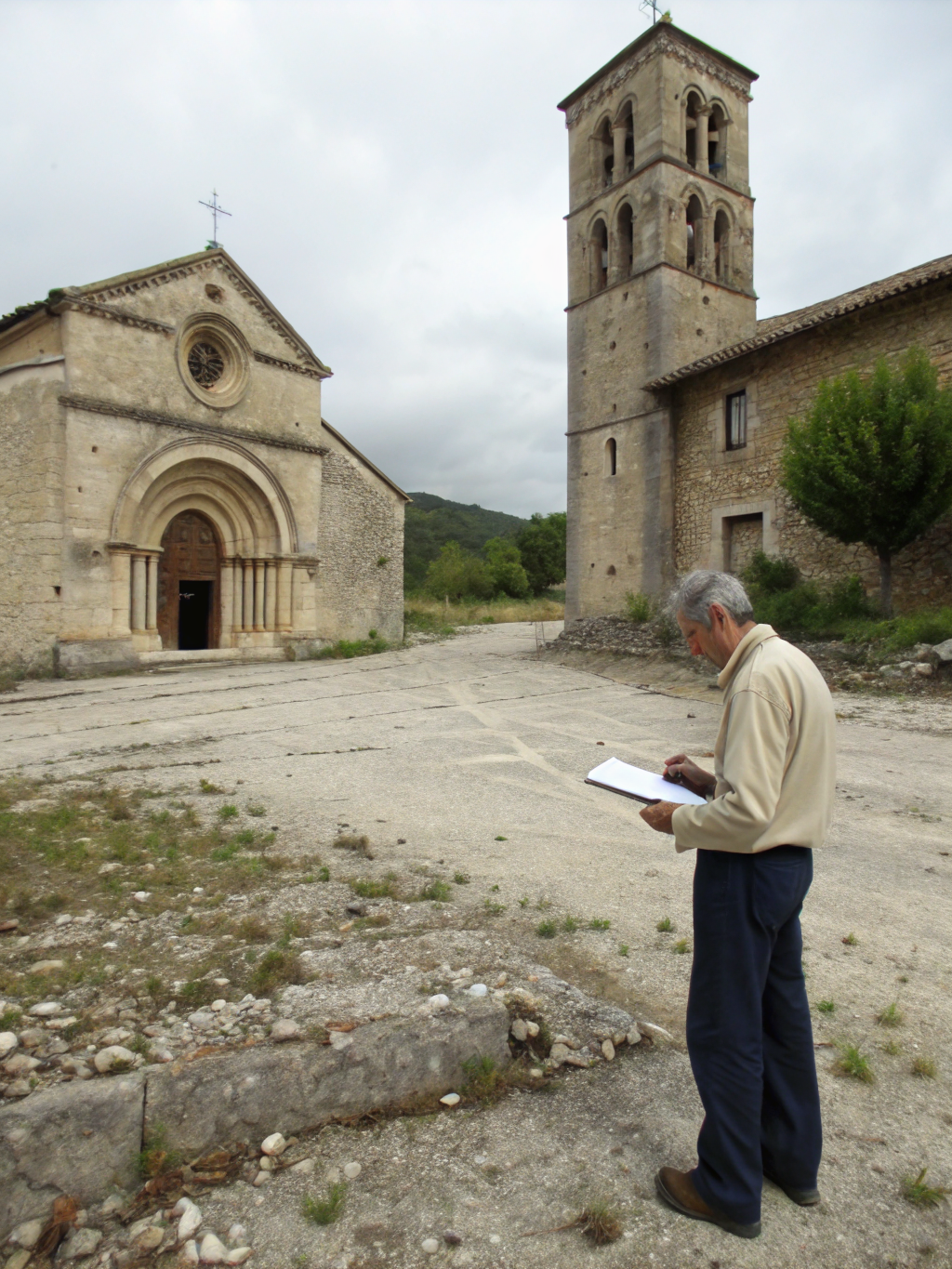 Avant la restauration : Parvis de l'Église